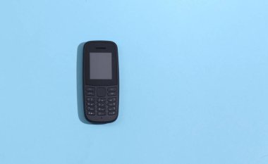 Mavi arkaplandaki düğmeli telefona bas. Üst görünüm