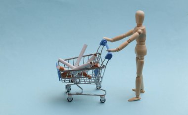 Kukla, mavi arka planda sigarası olan mini market tramvayı sarıyor.