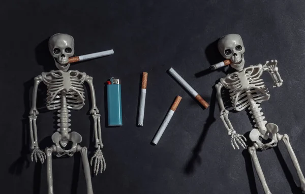 Esqueletos Fumadores Com Cigarro Boca Contra Fundo Preto Escuro Fumar — Fotografia de Stock