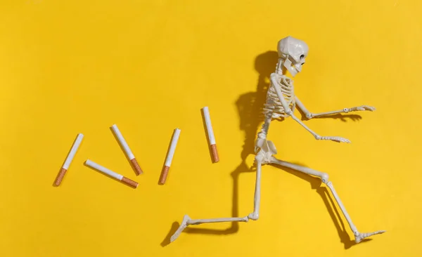 Esqueleto Foge Cigarros Fundo Amarelo Deixar Fumar Conceito Fumar Mata — Fotografia de Stock