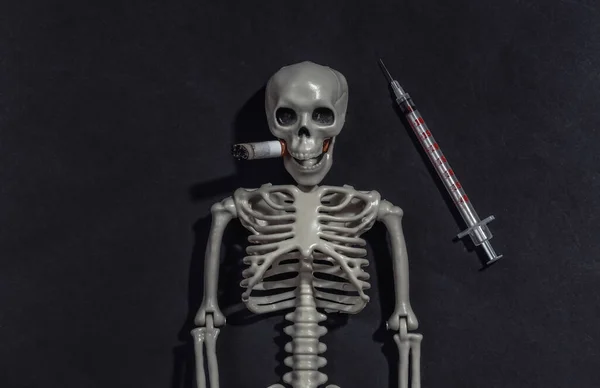 Roken Drugsverslaving Rookskelet Met Sigaret Mond Spuit Zwarte Donkere Achtergrond — Stockfoto