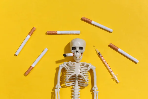 Tabagismo Toxicodependência Esqueletos Com Cigarro Seringa Fundo Amarelo Fumar Drogas — Fotografia de Stock