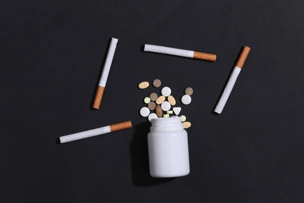 Θεραπεία Για Κάπνισμα Ένα Μπουκάλι Χάπια Και Τσιγάρα Μαύρο Φόντο — Φωτογραφία Αρχείου