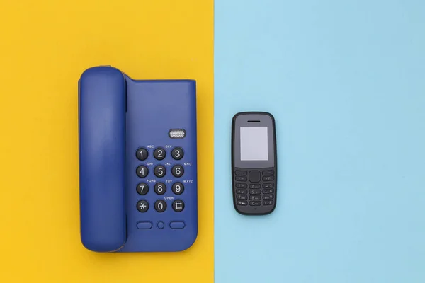 Büro Festnetz Und Tastentelefon Auf Blau Gelbem Hintergrund Ansicht Von — Stockfoto