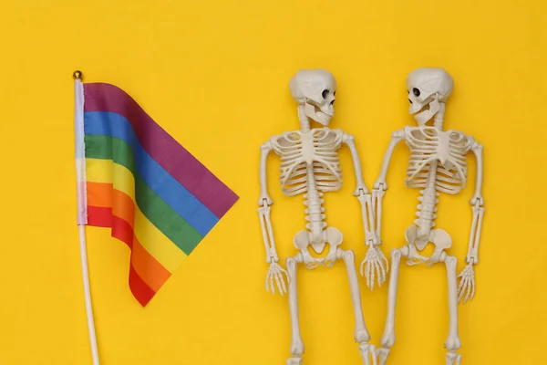 Лгбт Радуга Два Скелета Жёлтом Фоне Однополые Отношения — стоковое фото