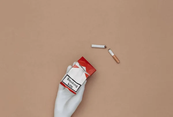 Dejar Fumar Mano Del Maniquí Sostiene Paquete Arrugado Cigarrillo Roto — Foto de Stock