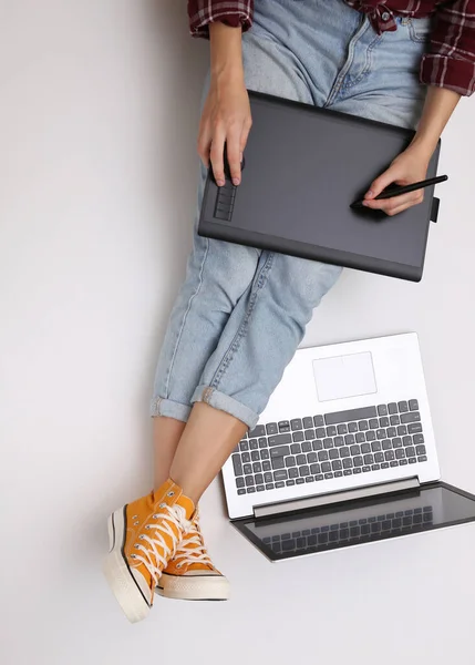 Lavoro Grafico Fotografo Donna Lavora Con Tablet Grafico Laptop Mentre — Foto Stock