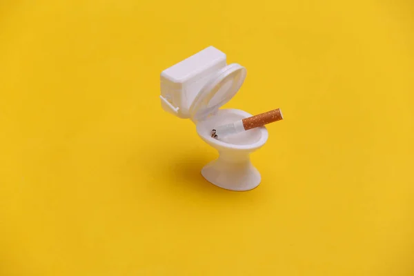 Zigarette Mini Toilettenschüssel Auf Gelbem Hintergrund Mit Dem Rauchen Aufhören — Stockfoto
