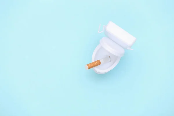 Cigarette Dans Mini Bol Toilette Sur Fond Bleu Arrête Fumer — Photo