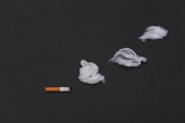 Cigarette Avec Nuages Fumée Sur Fond Noir — Photo