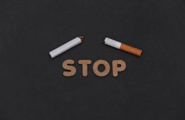 Cigarro Sobre Fundo Preto Com Palavra Stop Pára Fumar — Fotografia de Stock