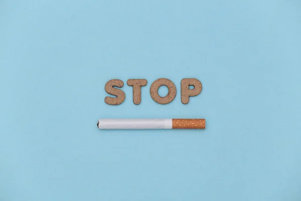 Sigaretta Sfondo Blu Con Parola Stop Smetti Fumare — Foto Stock