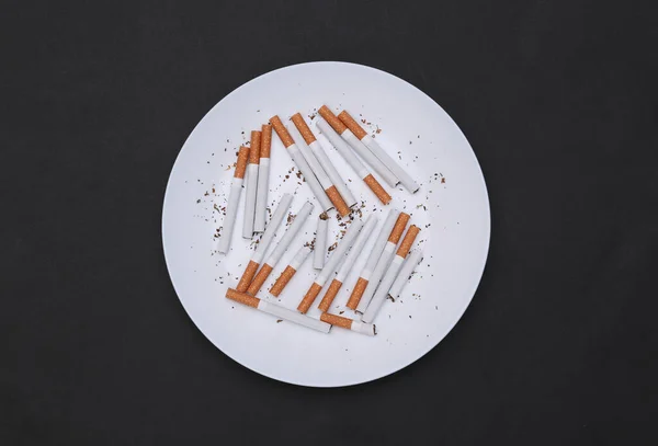 Beaucoup Cigarettes Dans Une Assiette Sur Fond Noir Vue Dessus — Photo