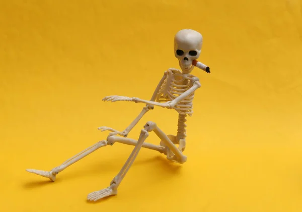 Esqueleto Fuma Cigarro Fundo Amarelo Fumar Mata — Fotografia de Stock