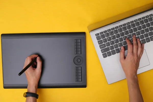 노란색 그래픽 태블릿과 노트북으로 작업하는 그래픽 디자이너 리터쳐 — 스톡 사진