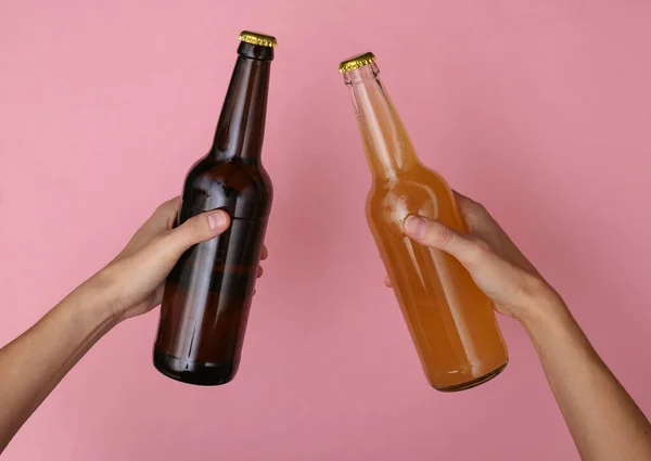 Χέρια Κρατούν Μπουκάλια Μπύρας Ροζ Φόντο — Φωτογραφία Αρχείου