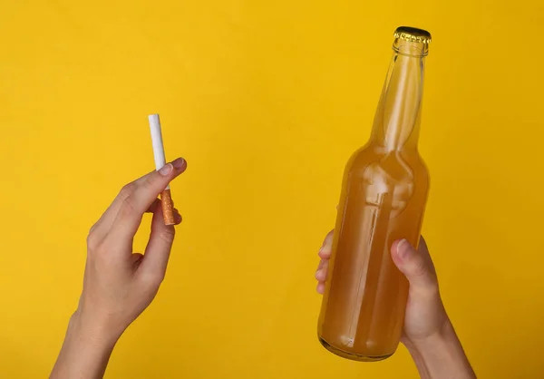 Плохие Привычки Алкогольная Никотиновая Зависимость Руки Сигаретой Бутылкой Пива Желтом — стоковое фото