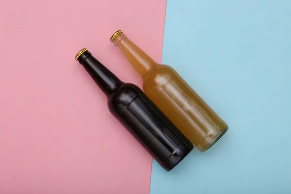 Бутылка Светлого Темного Пива Розовом Синем Фоне Вид Сверху — стоковое фото