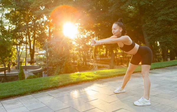 Mujer Bastante Joven Forma Haciendo Calentamiento Estirándose Amanecer Parque Concepto — Foto de Stock