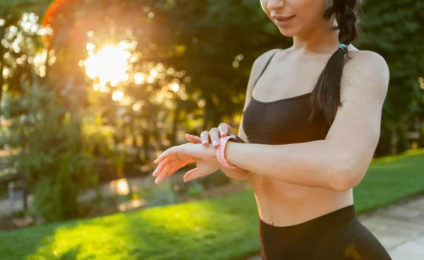 Mujer Joven Forma Mirando Reloj Inteligente Que Mide Pulso Tiempo — Foto de Stock