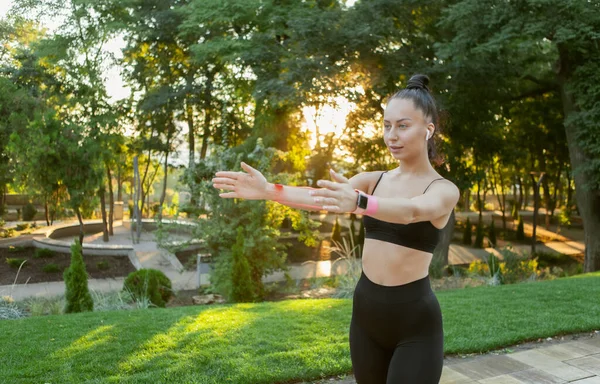 Joven Mujer Morena Atractiva Ejercicios Ropa Deportiva Con Bandas Goma — Foto de Stock