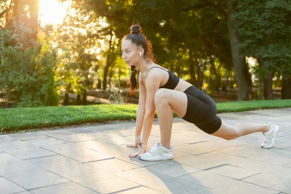 Slim Fit Kvinna Träning Ben Sträcker Sig Parken Vid Soluppgången — Stockfoto