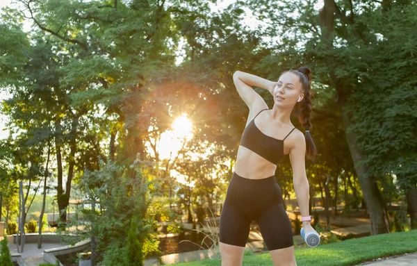 Atractivo Caucásico Forma Morena Mujer Entrenando Los Músculos Abdominales Laterales — Foto de Stock