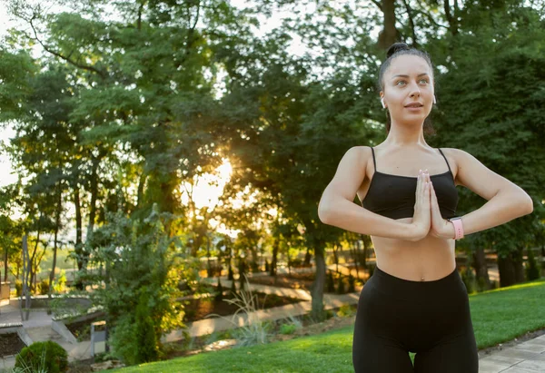 Mujer Forma Joven Practica Yoga Con Namaste Pose Vajrasana Amanecer — Foto de Stock