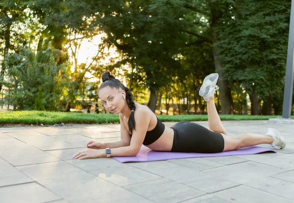 Mujer Forma Relajada Descansando Esterilla Yoga Parque Amanecer — Foto de Stock