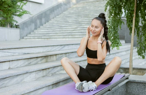 Glimlachende Fitnessvrouw Die Naar Muziek Luistert Een Koptelefoon Terwijl Buiten — Stockfoto