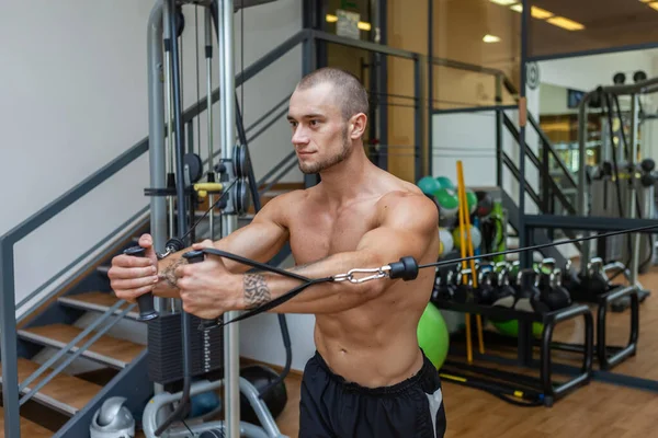 Muscular Culturista Con Ejercicios Torso Desnudo Máquina Cruces Cables Hombres — Foto de Stock