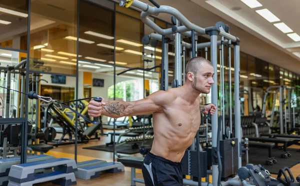 Muskelkräftiger Bodybuilder Mit Nacktem Oberkörper Trainiert Einer Seilkreuzungsmaschine Fitness Männer — Stockfoto