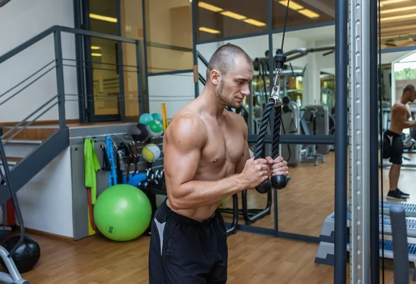 Muskularny Kulturysta Przystojny Mężczyzna Nagim Tułowiem Trenuje Triceps Crossover Kabel — Zdjęcie stockowe