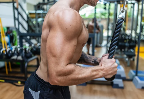 Muskularny Kulturysta Przystojny Mężczyzna Nagim Tułowiem Trenuje Triceps Crossover Kabel — Zdjęcie stockowe