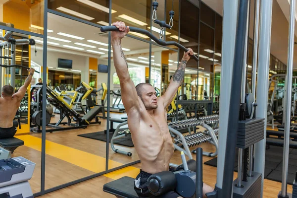 Fitness Muskularny Mężczyzna Nagim Tułowia Ćwiczenie Lat Pulldown Maszyny Ćwiczeń — Zdjęcie stockowe