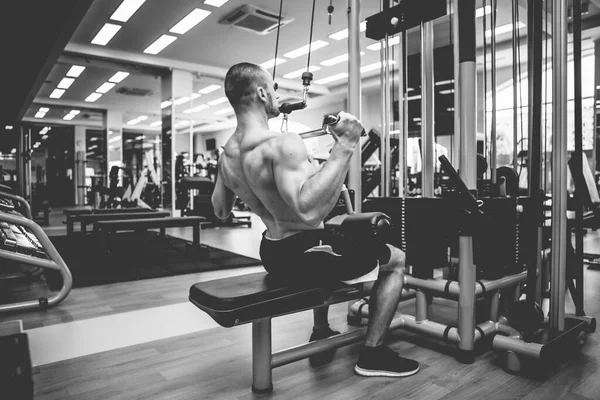 Fitness Gespierde Man Met Naakte Romp Uit Werken Lat Pulldown — Stockfoto