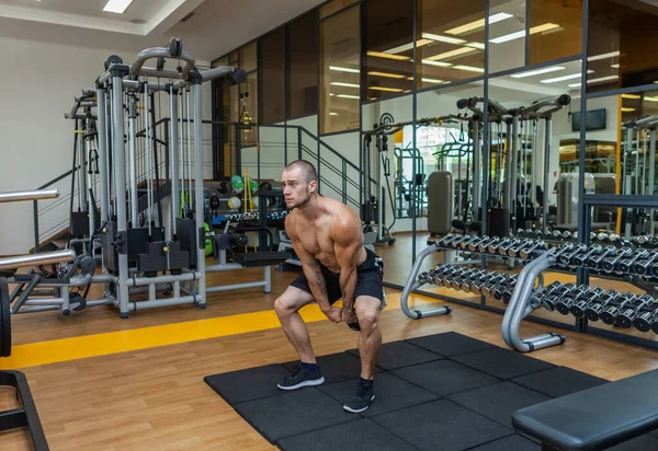 Hombre Esculpido Musculoso Centrado Entrenamiento Haciendo Columpios Kettlebell Gimnasio Moderno —  Fotos de Stock