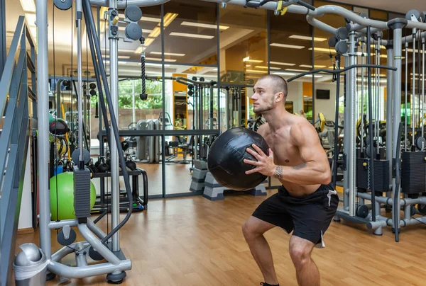 Concentrado Ejercicio Muscular Magra Hombre Haciendo Ejercicio Con Balón Medicina —  Fotos de Stock