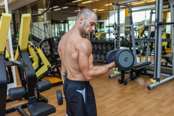 Concentrado Ejercicio Muscular Magra Hombre Haciendo Ejercicio Con Pesas Gimnasio — Foto de Stock