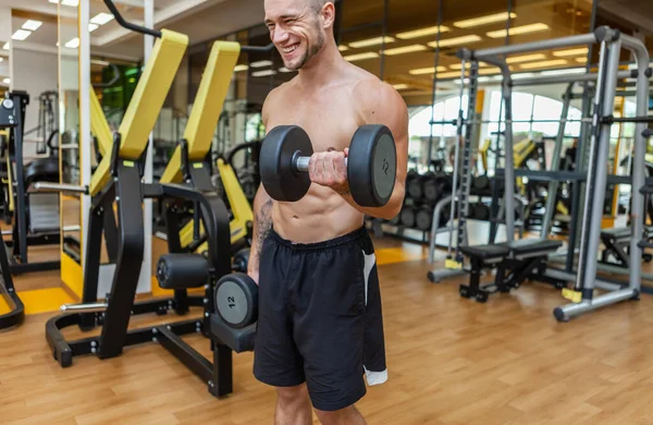 Concentrado Ejercicio Muscular Magra Hombre Haciendo Ejercicio Con Pesas Gimnasio —  Fotos de Stock