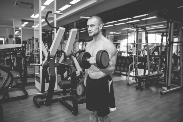 Concentrado Ejercicio Muscular Magra Hombre Haciendo Ejercicio Con Pesas Gimnasio —  Fotos de Stock