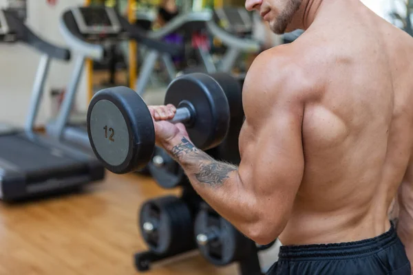 Geconcentreerd Training Gespierde Mager Man Oefenen Met Halters Moderne Fitnessruimte — Stockfoto