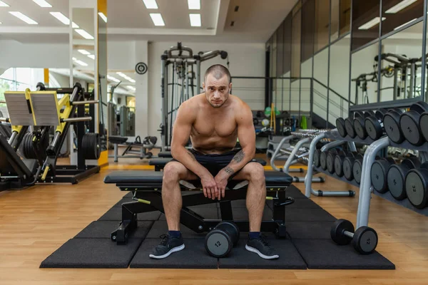 Müder Muskulöser Bodybuilder Sitzt Auf Einer Bank Fitnessstudio — Stockfoto