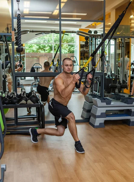 Musculoso Torso Desnudo Hombre Entrenamiento Con Sistema Fitness Trx Gimnasio —  Fotos de Stock