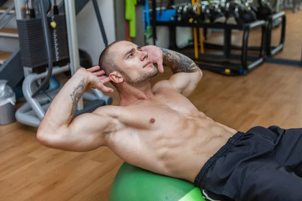 Jovem Homem Fitness Muscular Exercitando Músculos Abdominais Enquanto Deitado Fitball — Fotografia de Stock