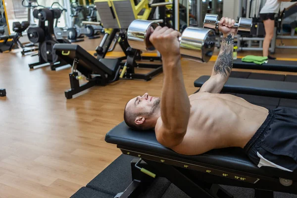 Joven Hombre Fitness Muscular Entrena Los Músculos Pectorales Mientras Está —  Fotos de Stock