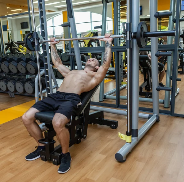 Muskulöser Mann Mit Nacktem Oberkörper Bei Langhantelpressübungen Auf Schrägbank Fitnessstudio — Stockfoto