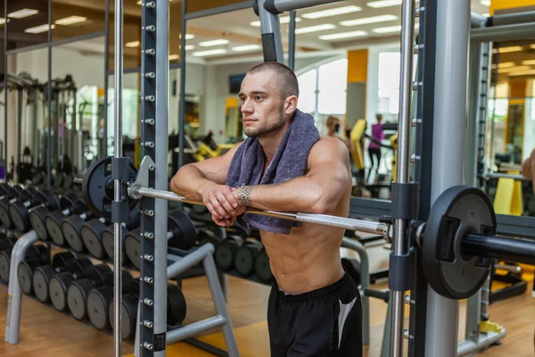 Hombre Musculoso Cansado Con Torso Desnudo Una Toalla Cuello Descansando —  Fotos de Stock