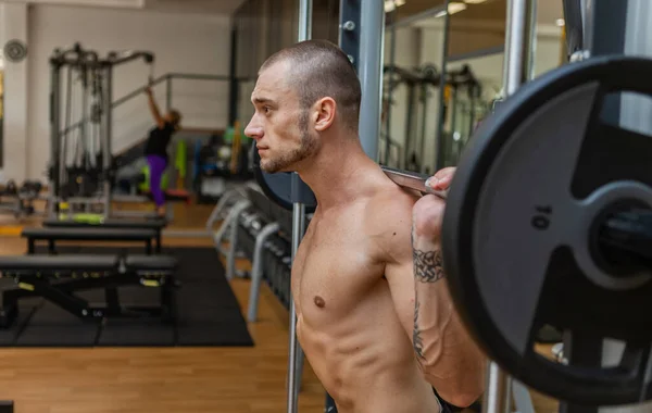 Porträt Eines Jungen Muskulösen Mannes Mit Einer Langhantel Auf Den — Stockfoto