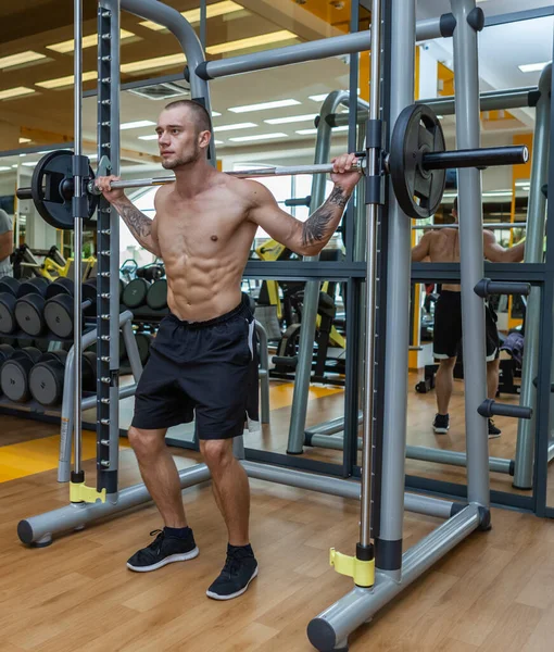 Hombre Musculoso Relieve Con Torso Desnudo Haciendo Sentadillas Con Una — Foto de Stock